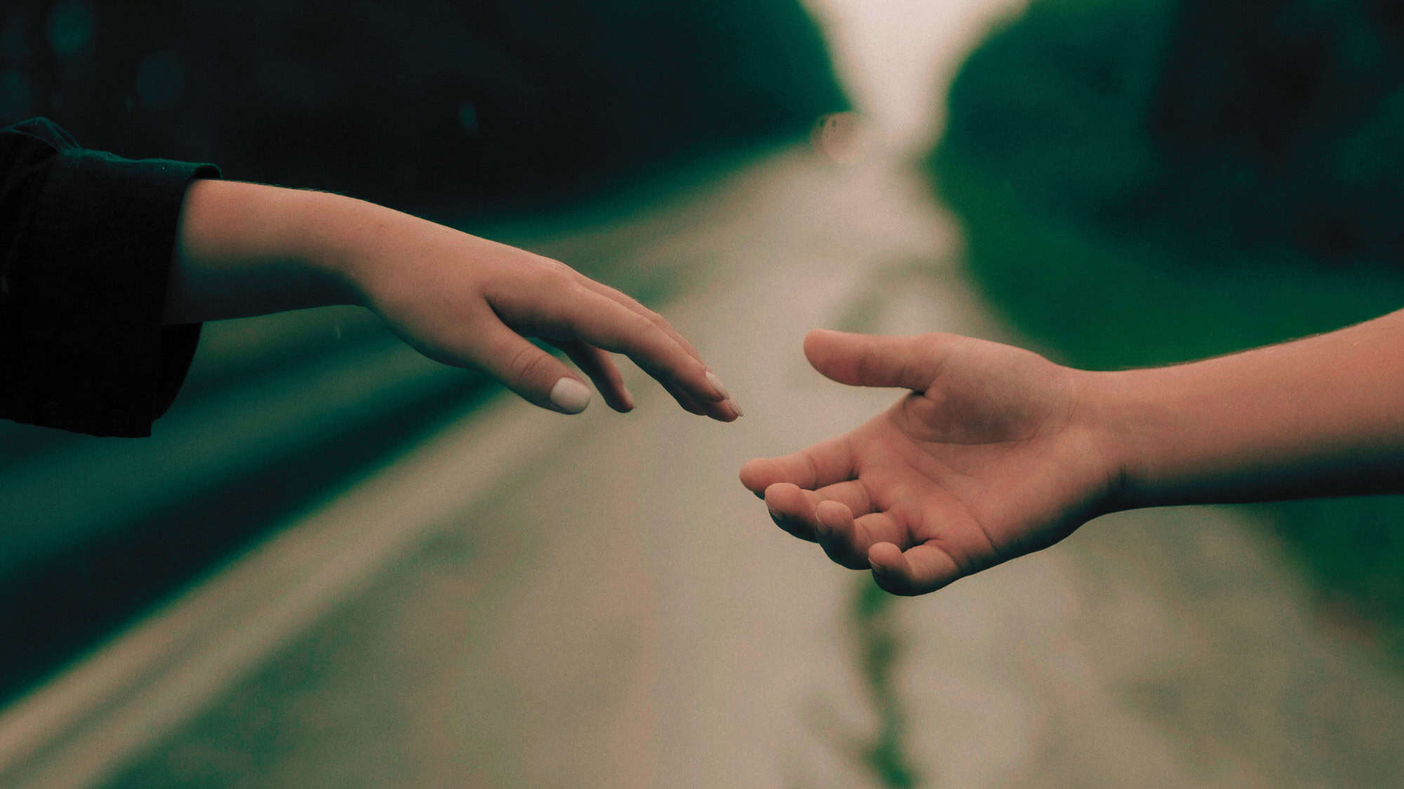 Contact Leven zonder wifi - twee handen die naar elkaar reiken.