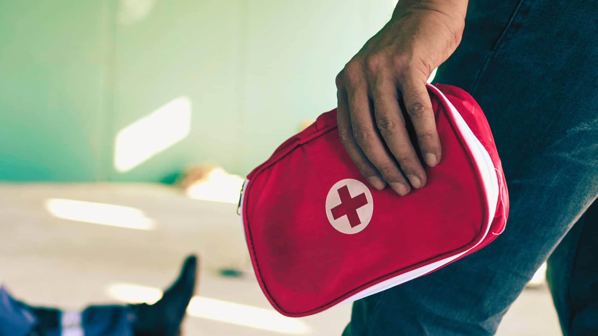 Waarom een EHBO-koffer of verbanddoos voor thuis belangrijk is (en wat er in moet zitten)