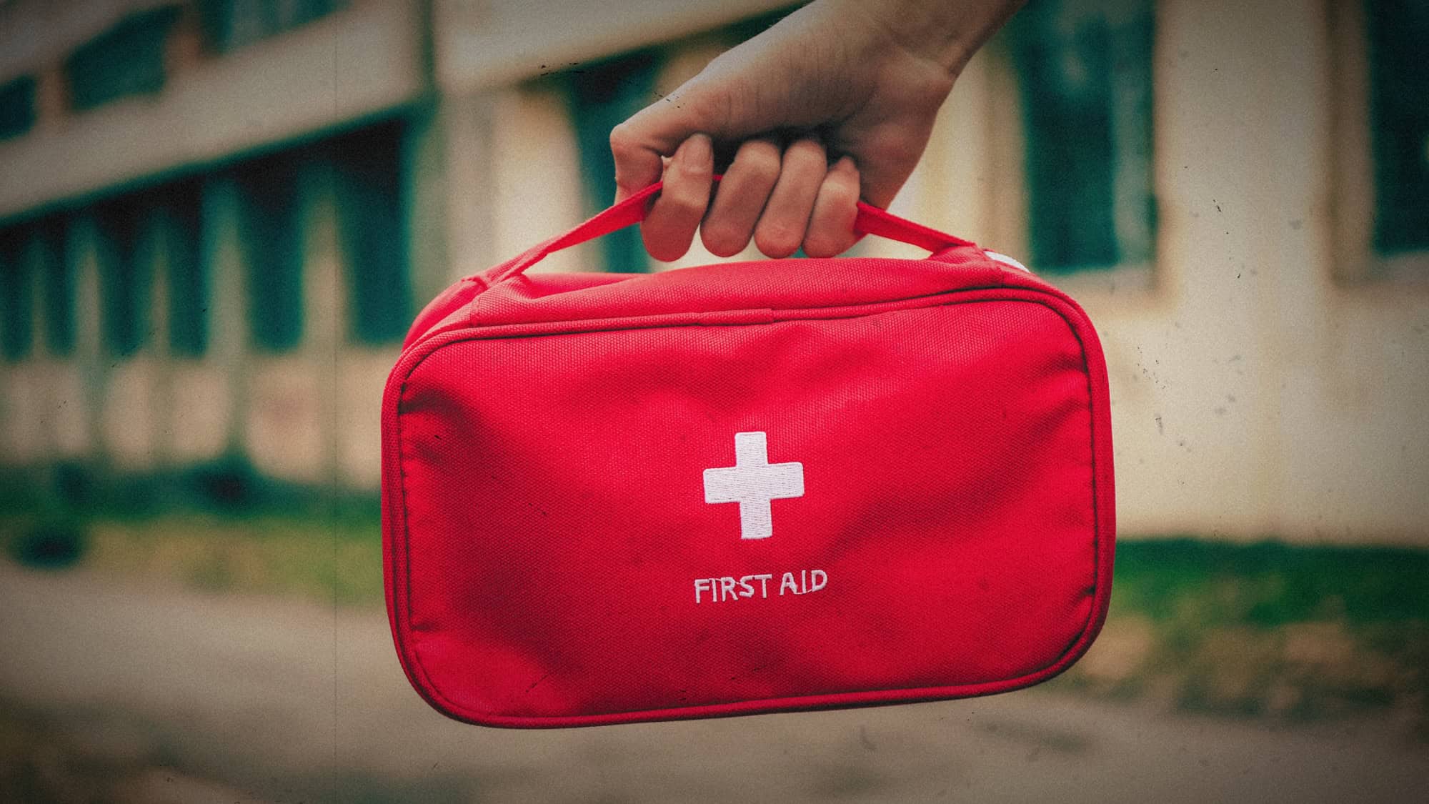 Beste EHBO kits - Iemand die een EHBO kit vasthoudt