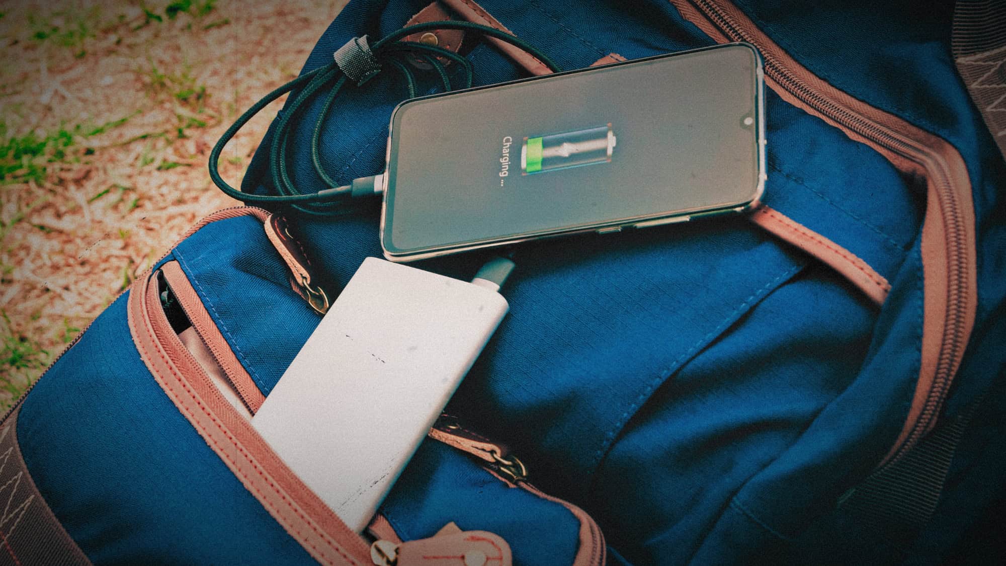 Beste standaard powerbanks - Een powerbank die een telefoon oplaadt bovenop een rugzak