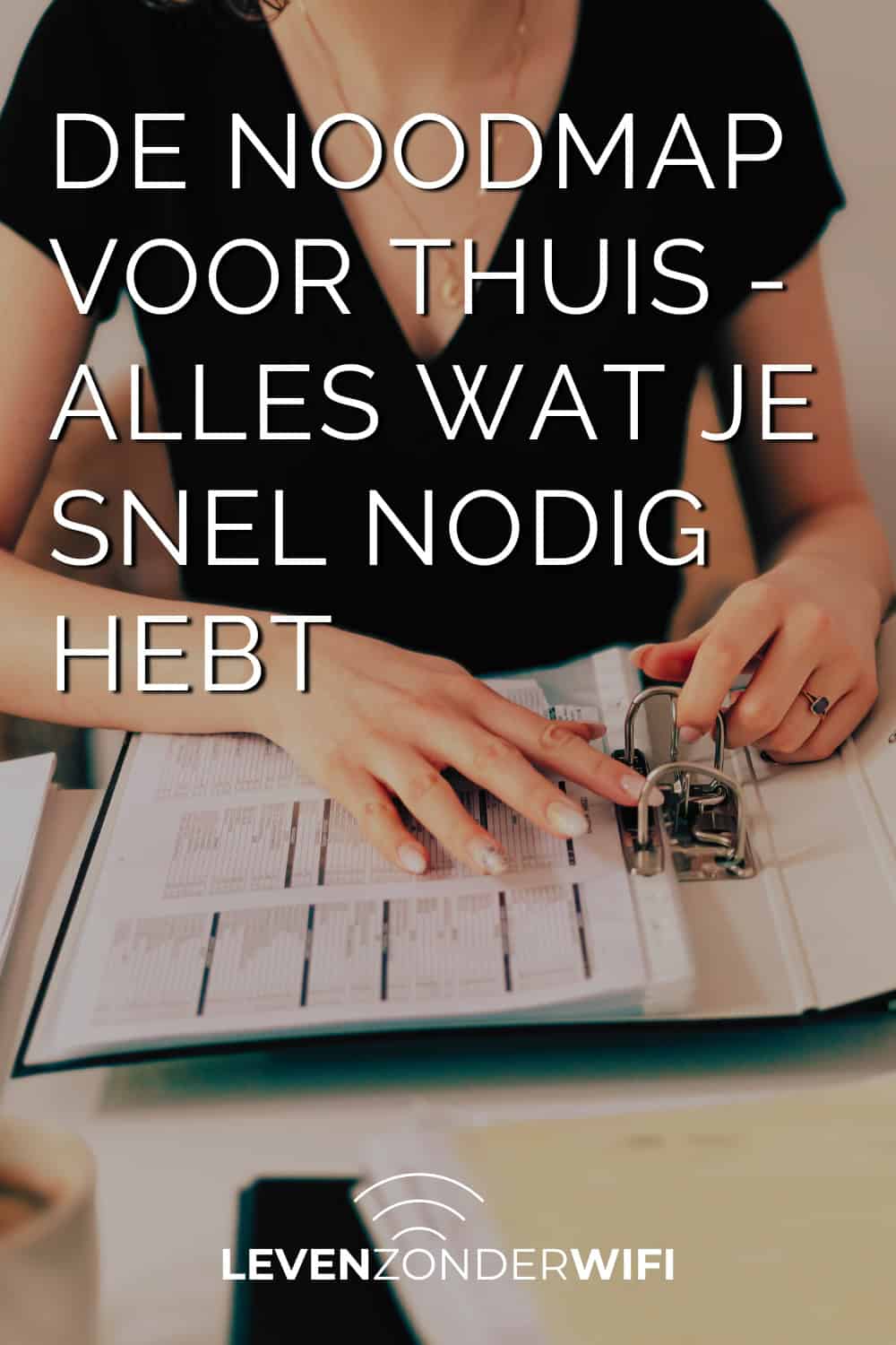 De noodmap voor thuis alles wat je snel nodig hebt Pinterest - Een foto van iemand die een document in een ordner doet