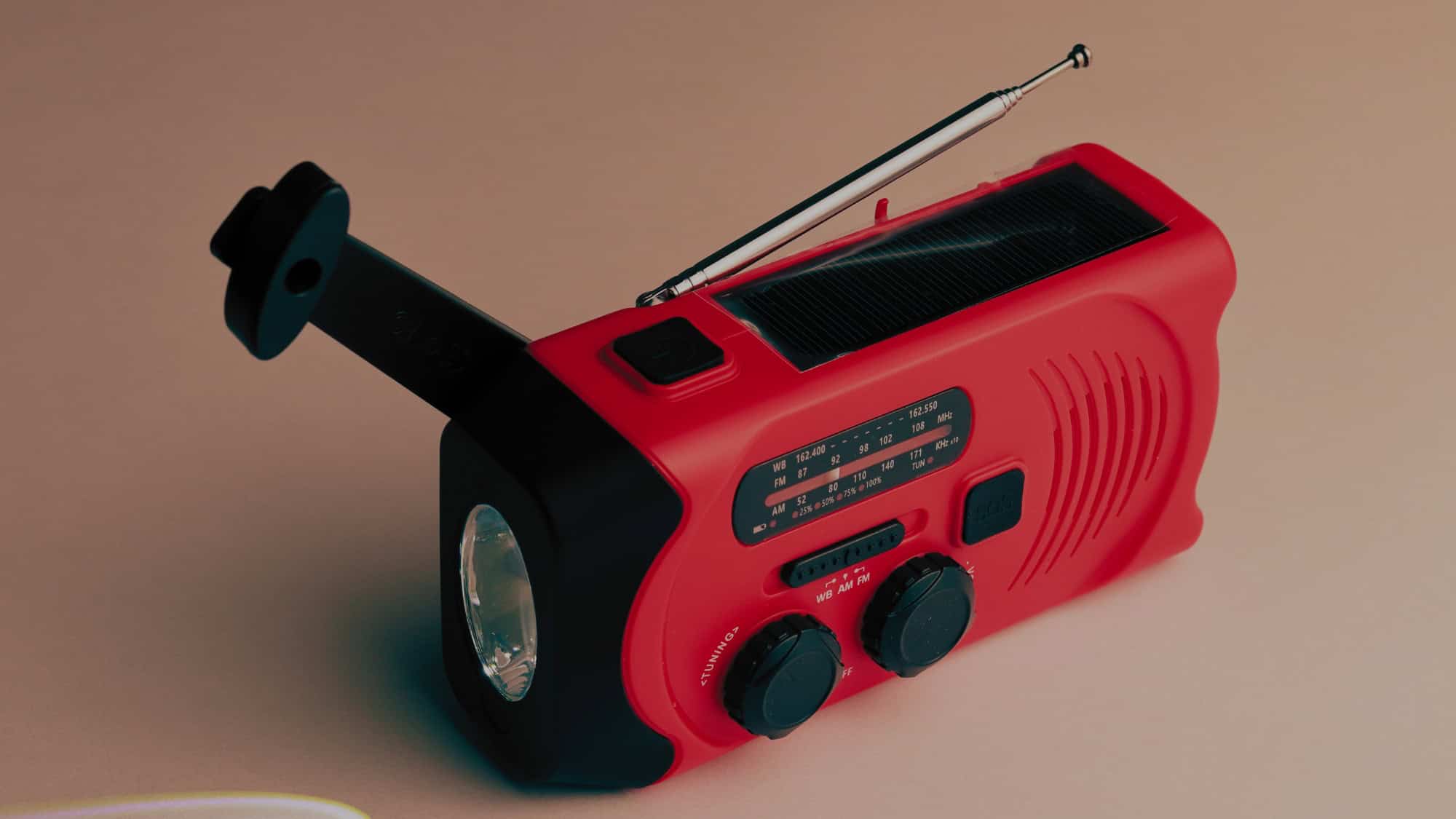 Hoe werkt een noodradio? Zo blijf je op de hoogte bij stroomuitval