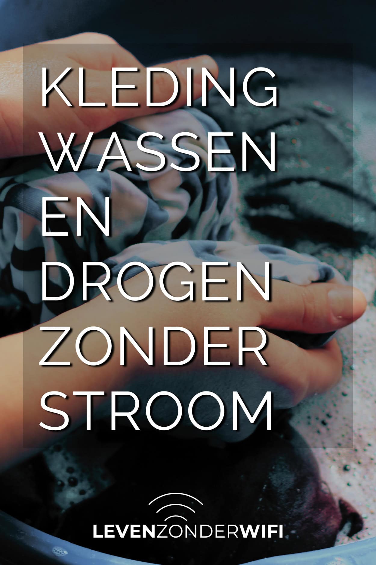 Kleding wassen en drogen zonder stroom - twee handen die een kledingstuk in een teil wassen