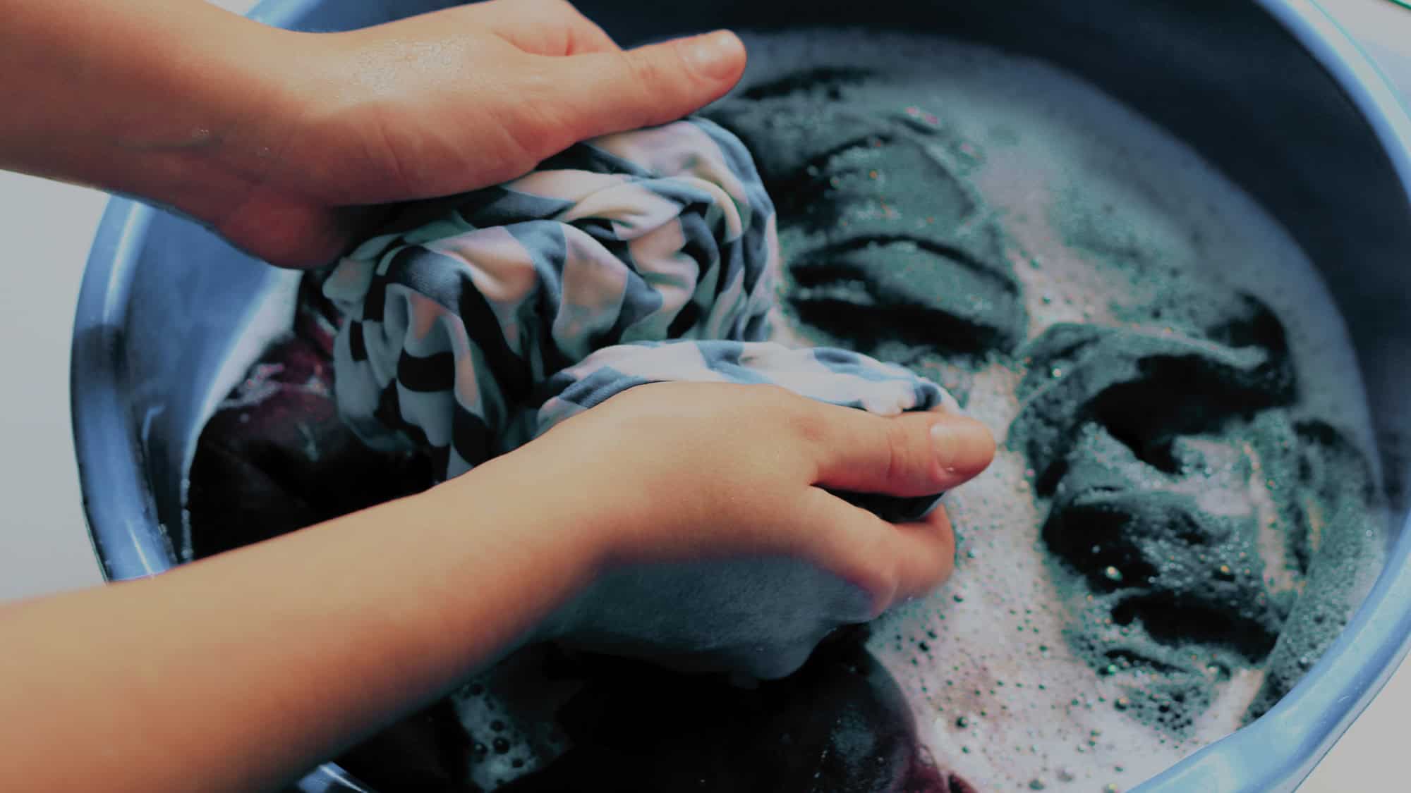 Kleding wassen zonder stroom: zo doe je dat eenvoudig en praktisch