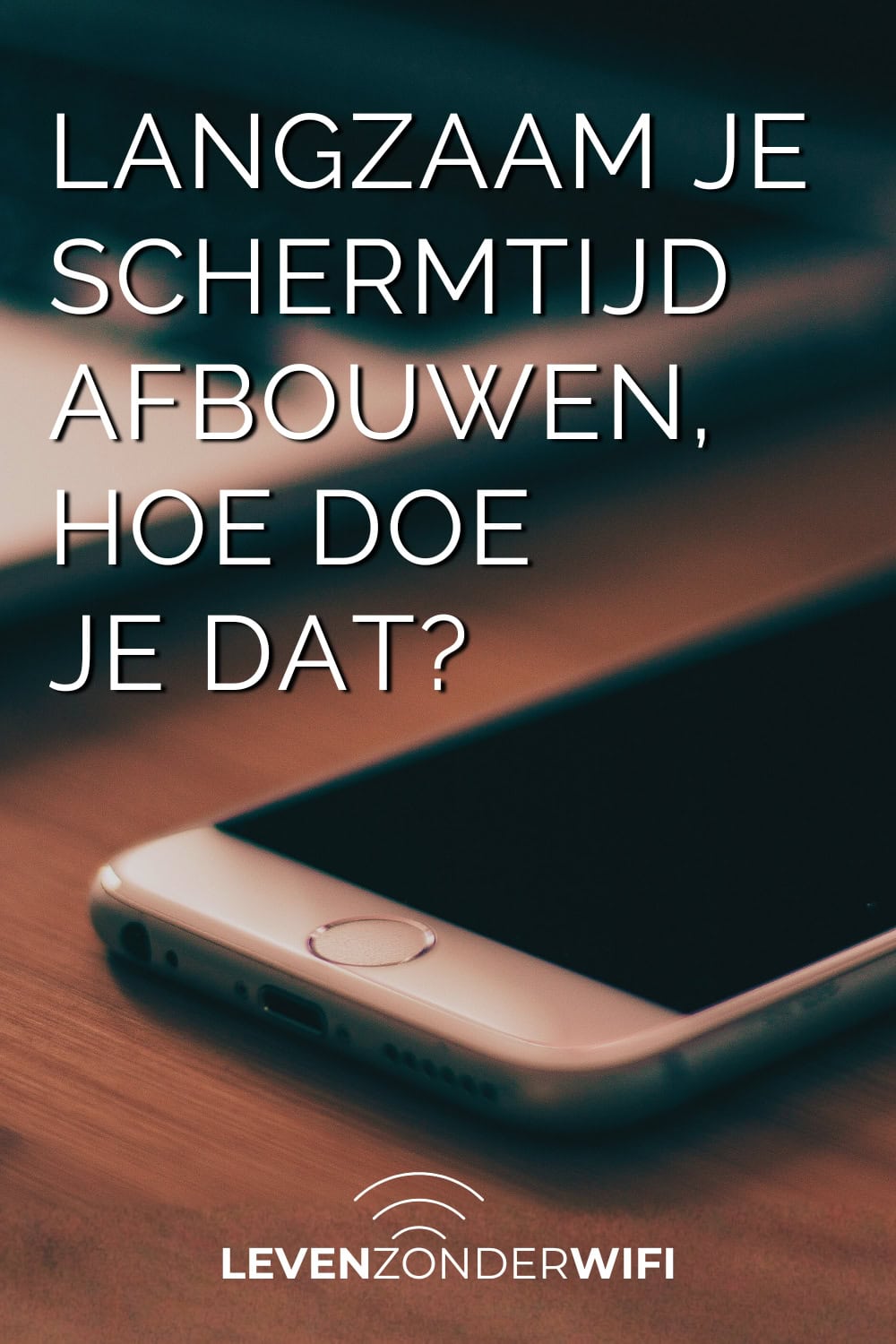 Langzaam je schermtijd afbouwen Pinterest - Een telefoon en een laptop op de achtergrond