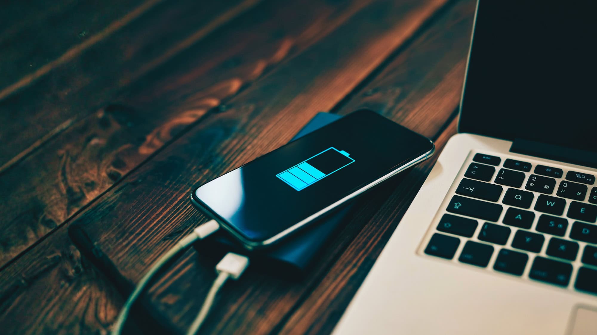 Telefoon opladen zonder stroom: slimme oplossingen voor onderweg en thuis