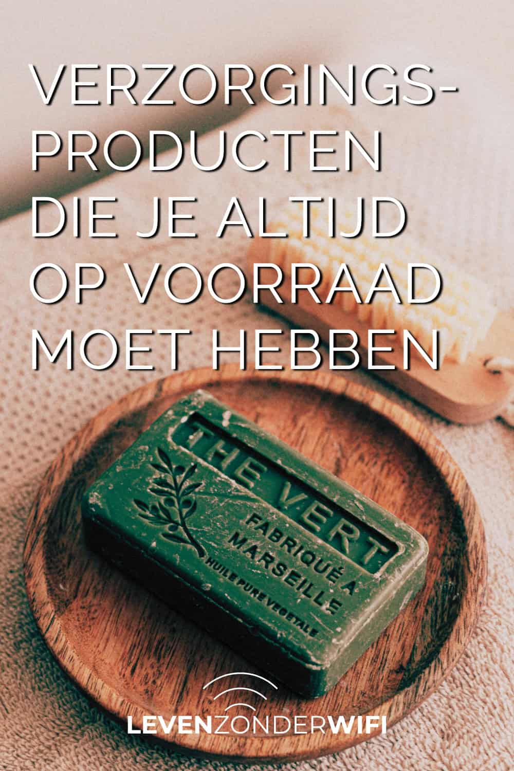Verzorgingsproducten die je altijd op voorraad wilt hebben Pinterest - zeep op een schaaltje en een borsteltje ernaast