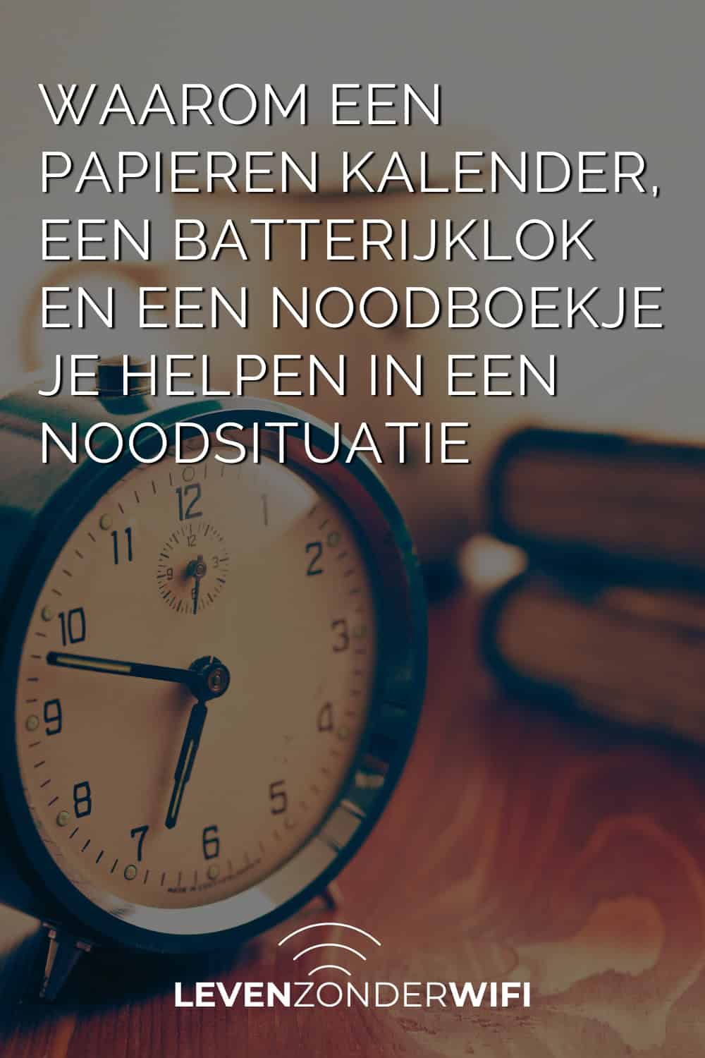 Waarom een papieren kalender een batterijklok en een noodboekje je helpen in een noodsituatie Pinterest - Een tekst over een afbeelding met een wekker en boeken