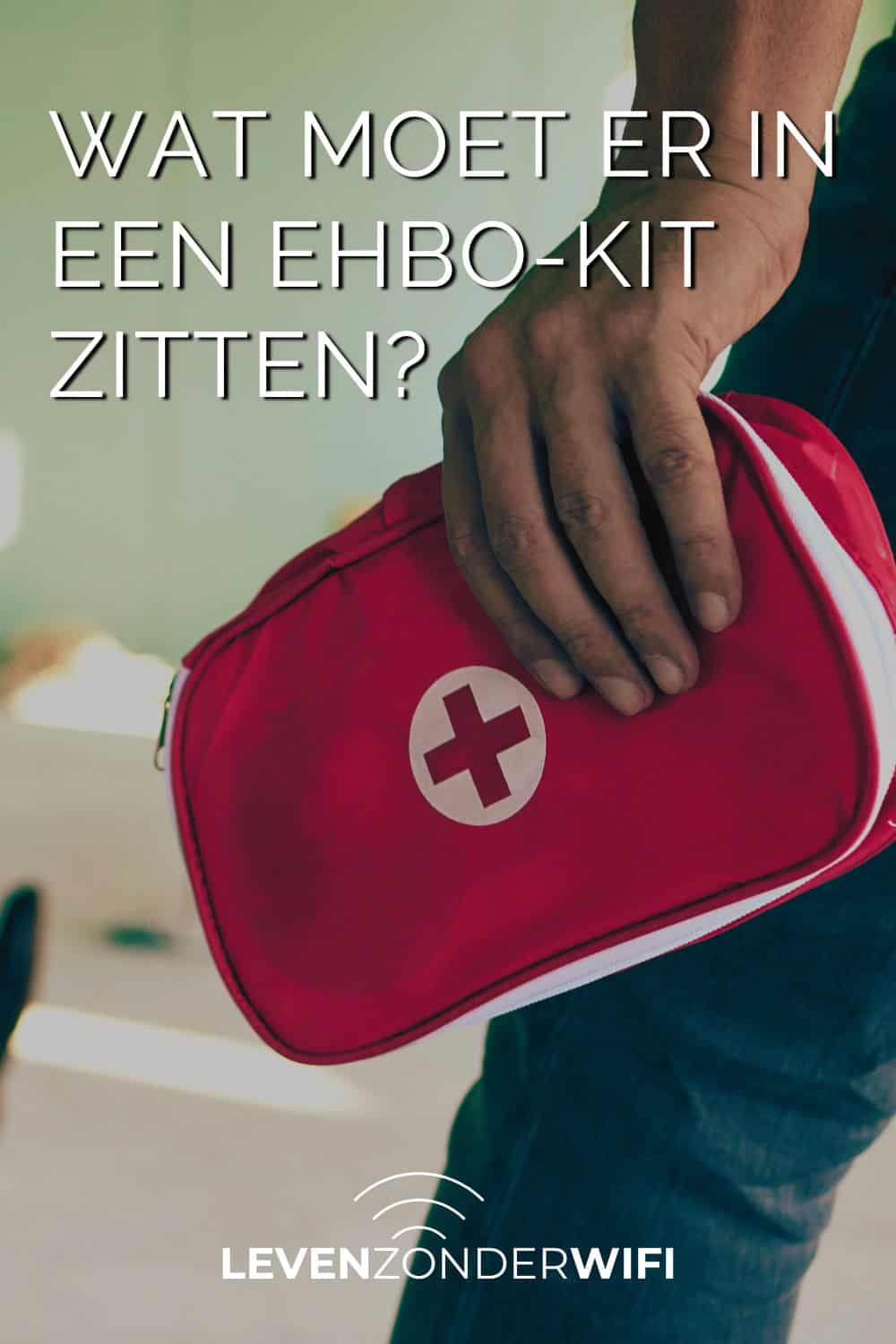 Pin deze afbeelding op jouw Pinterest borden - Een hand die een EHBO-kit vastheeft