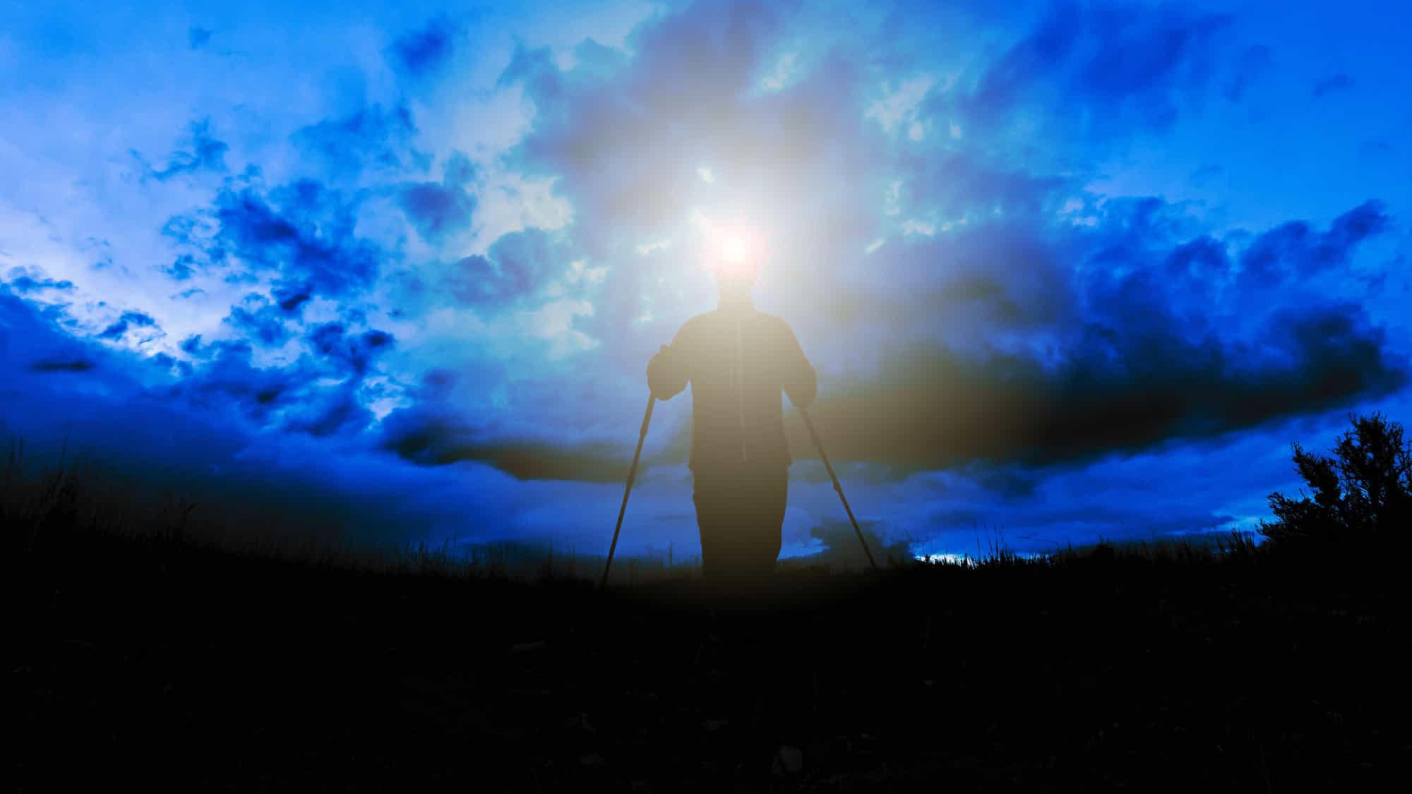 Beste LED hoofdlampen - Iemand in het donker die met een hoofdlamp naar de camera schijnt