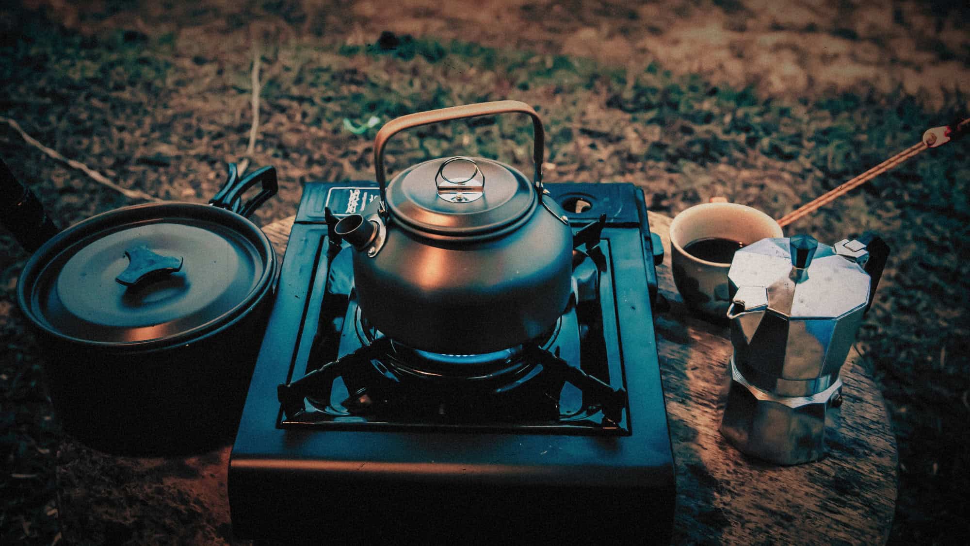 Beste camping kooktoestellen - een fluitketel op een camping kooktoestel