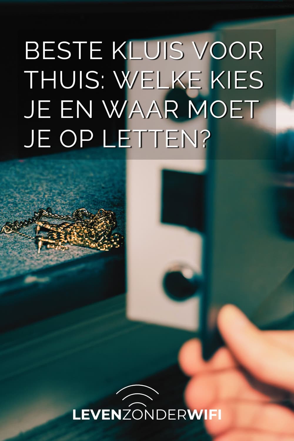 Beste kluis voor thuis welke kies je en waar moet je op letten - een geopende kluis met sierraden