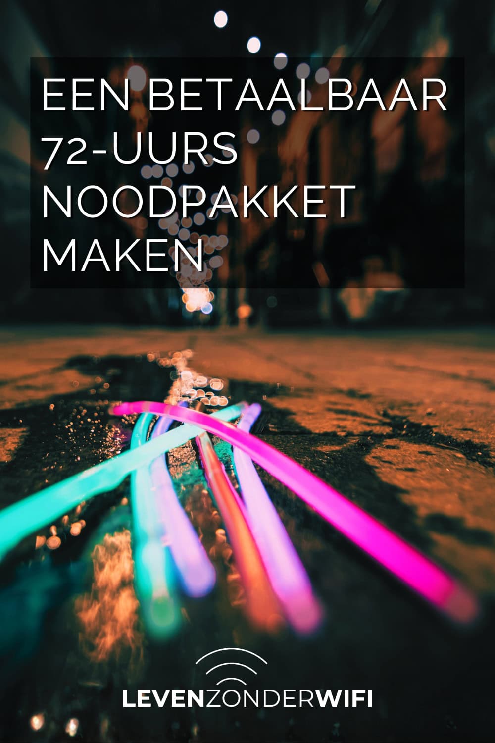 Een betaalbaar 72 uurs noodpakket maken - glowsticks die in het donker op straat liggen