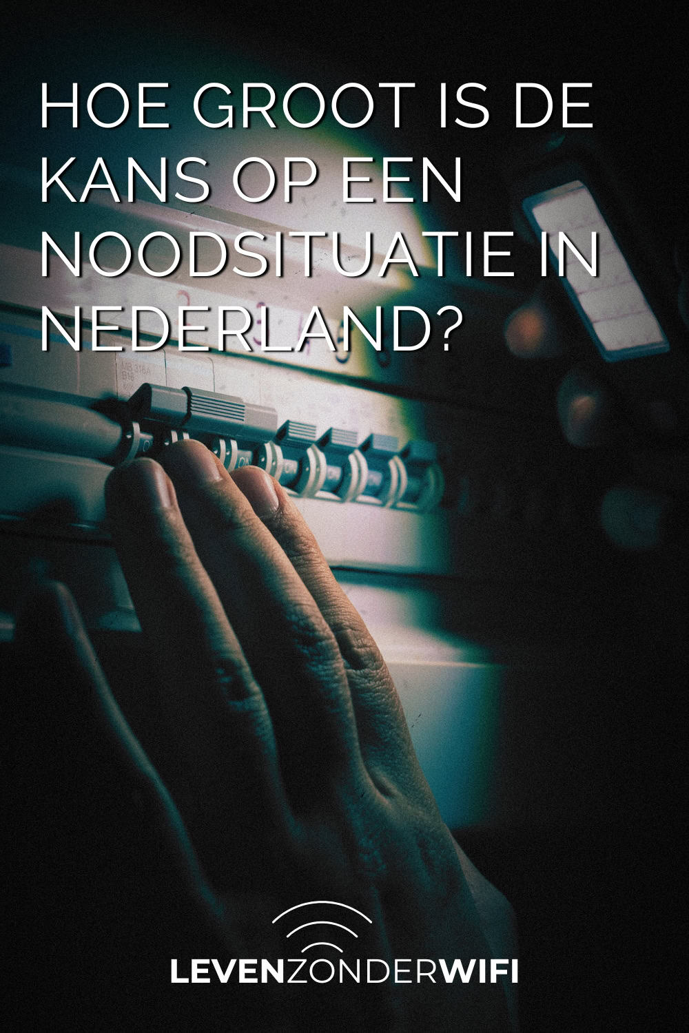 Hoe groot is de kans op een noodsituatie in Nederland Pinterest - Iemand die met een LED-lamp op de groepenkast schijnt