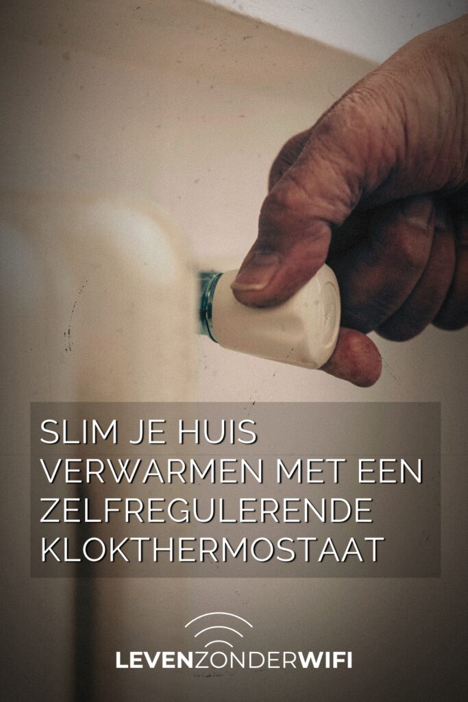 Slim je huis verwarmen met een zelflerende klokthermostaat - iemand die aan de knop draait van een verwarming