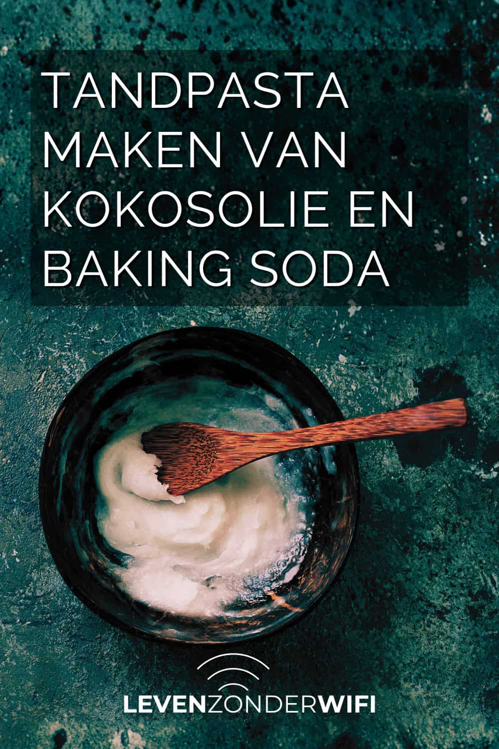 Tandpasta maken van kokosolie en baking soda - Een bakje met een mengsel van kokosolie en baking soda en een lepel daarin
