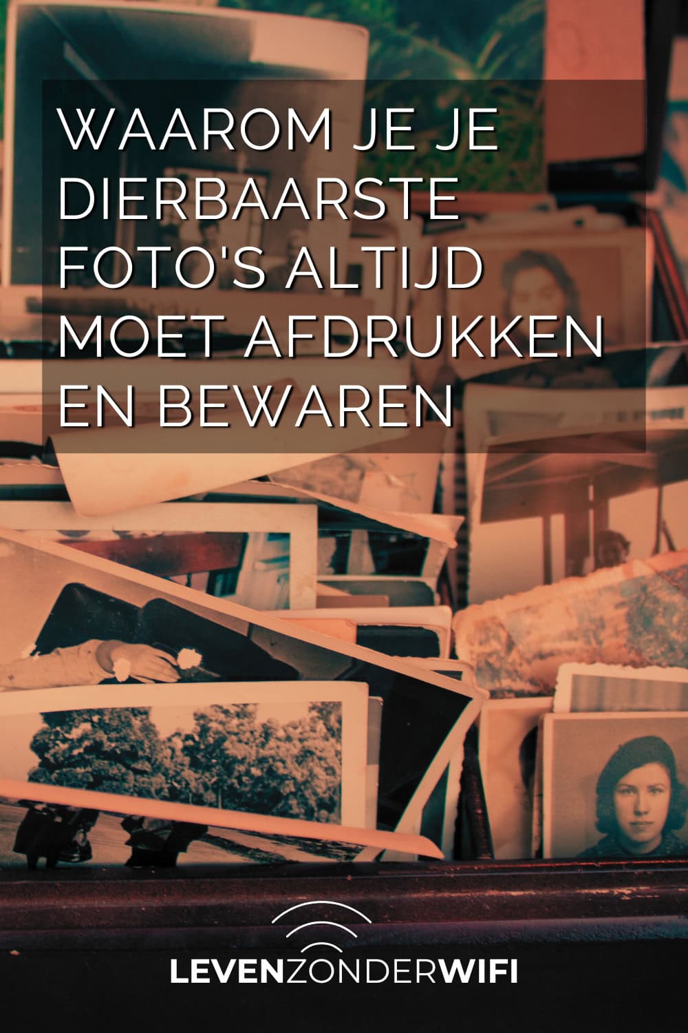 Waarom je je dierbaarste foto's altijd moet afdrukken en bewaren - Een koffer met oude foto's