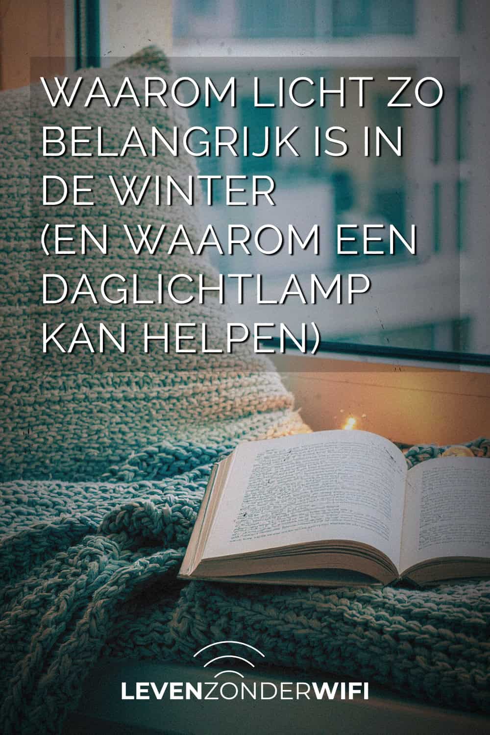 Waarom licht zo belangrijk is in de winter en waarom een daglichtlamp kan helpen Pinterest - Een kussen, deken en boek liggen voor het raam