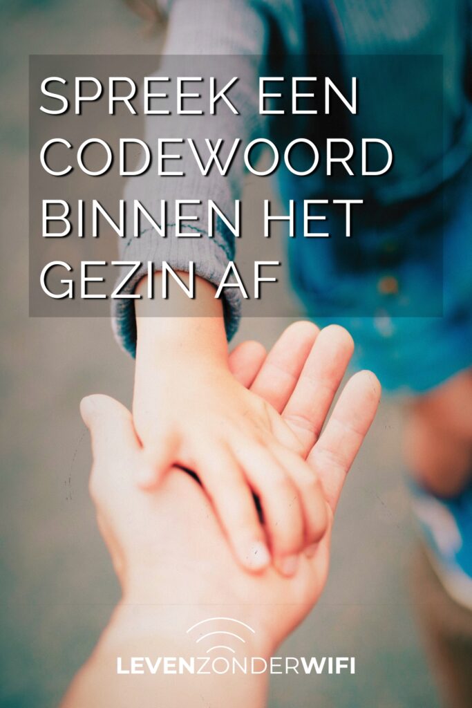 Een hand van een volwassene en een meisje dat haar hand daarin legt, terwijl ze over boomstammetjes loopt. Een tekstoverlay met 'spreek een codewoord binnen het gezin af'.