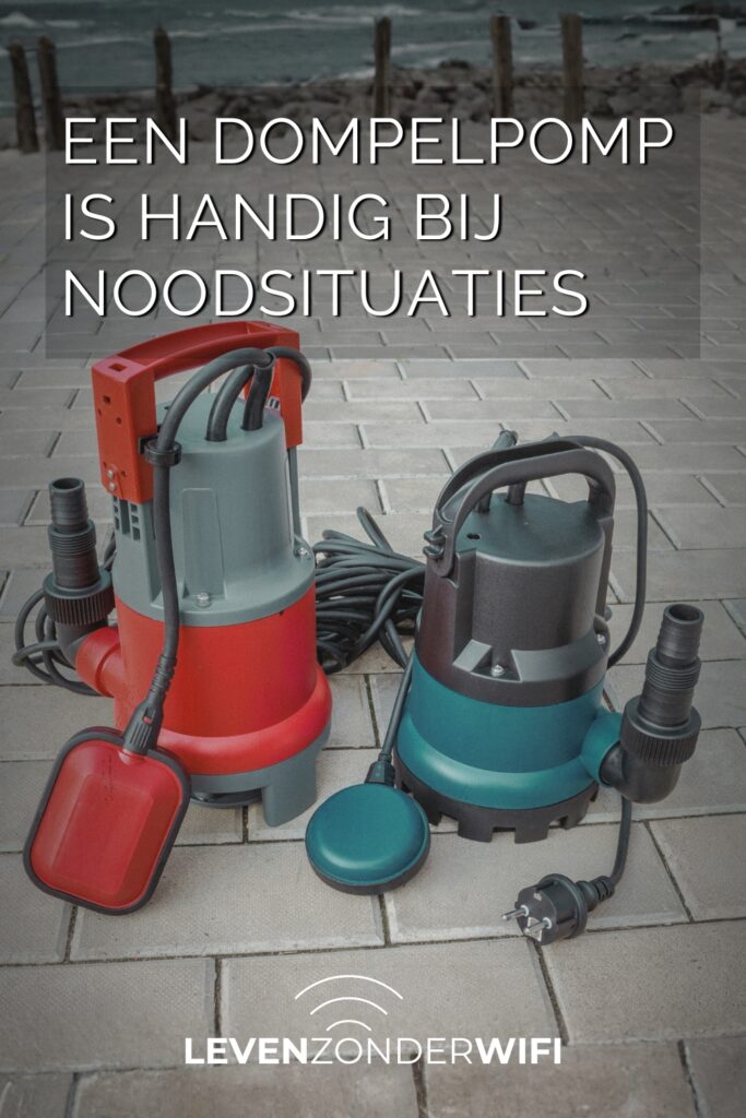 Twee dompelpompen. Tekst op de afbeelding: een dompelpomp is handig bij noodsituaties.