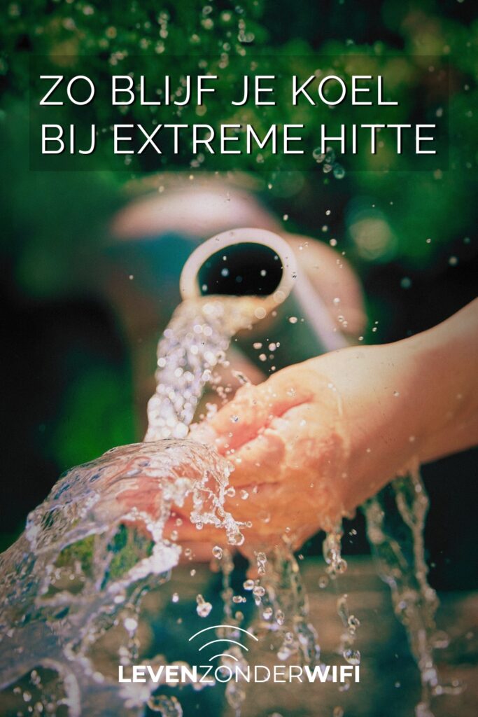 Handen onder koud stromend water. Tekst op de foto: zo blijf je koel bij extreme hitte