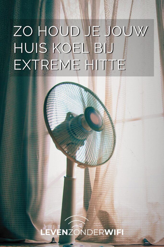 Een ventilator bij het raam met witte gordijnen. Tekst op de foto: zo houd je jouw huis koel bij extreme hitte