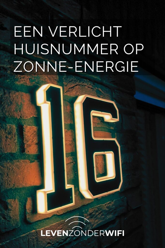 Solar huisnummer 16, tekst op de foto: een verlicht huisnummer op zonne-energie