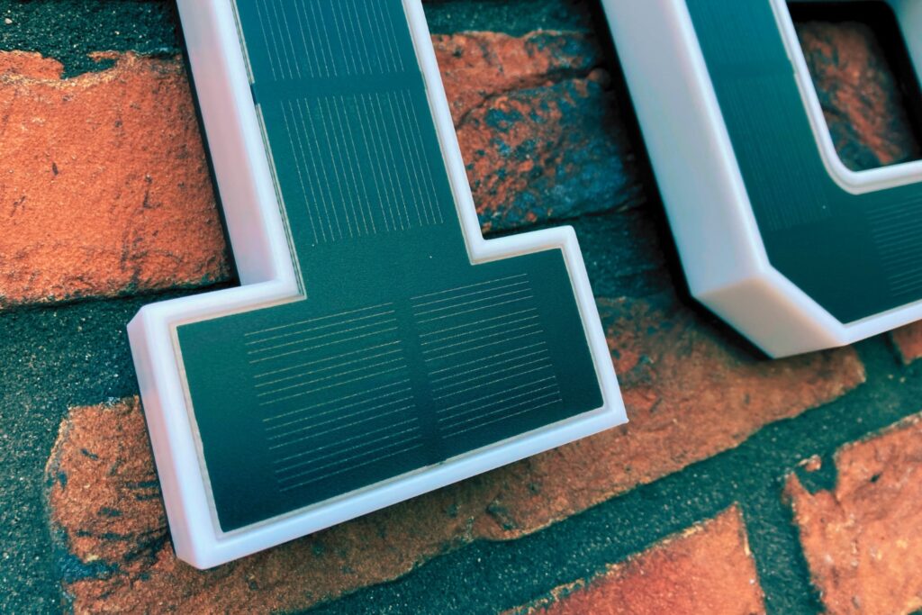 Solarpaneel van een verlicht huisnummer